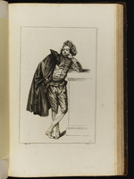 Stehender Mann, den linken Ellenbogen auf ein Podest gestützt