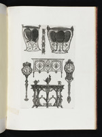 Verschiedene Möbelstücke, unter anderem eine Sänfte, eine Kutsche und drei Teekannen