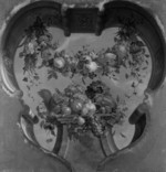 Ein Blumenfeston über einem Piedestal mit Früchten und einem Eichhörnchen