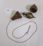 einfaches Nivellier, sog. Senklot, vmtl. Teil von dem einfachen Theodoliten, sog. Graphometer, APK E 108