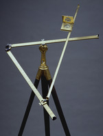 Distanzmesser, sog. Triangularinstrument, mit Stativ